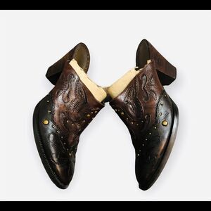 Womens Gianni Bini Frontier mule/clogs. Intricately designed two tones b…